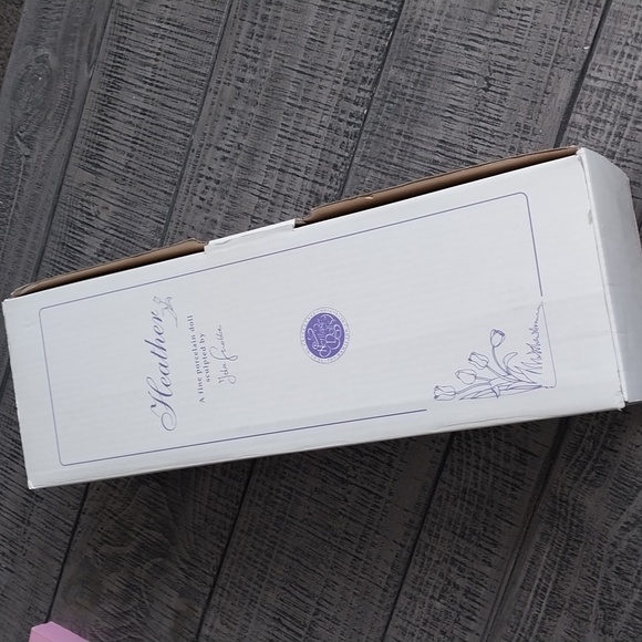 HAMILTON COLLECTION. HEATHER PORCELAIN DOLL. - Picture 7 of 8